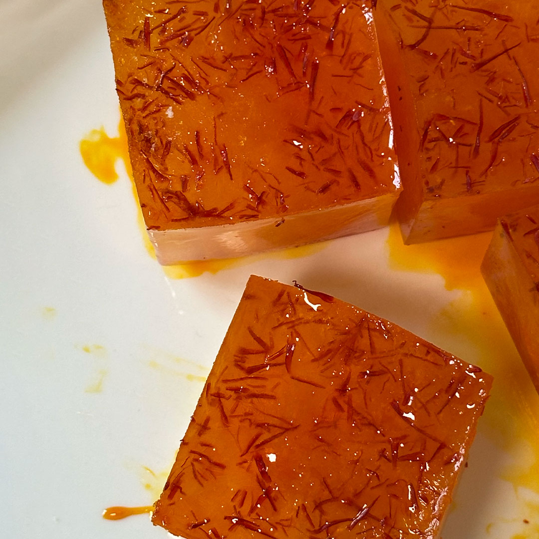 Cube de glaçon infusé au safran – une touche dorée pour une boisson facile à préparer et idéale pour une digestion optimale.